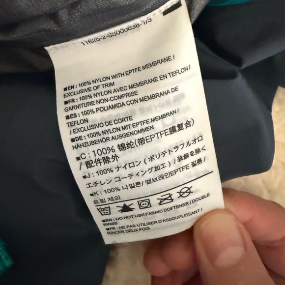 Arc’Teryx Women’s Beta LT Jacket Size Medium - Picture 9 of 12